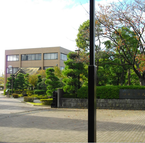 神田外语大学
